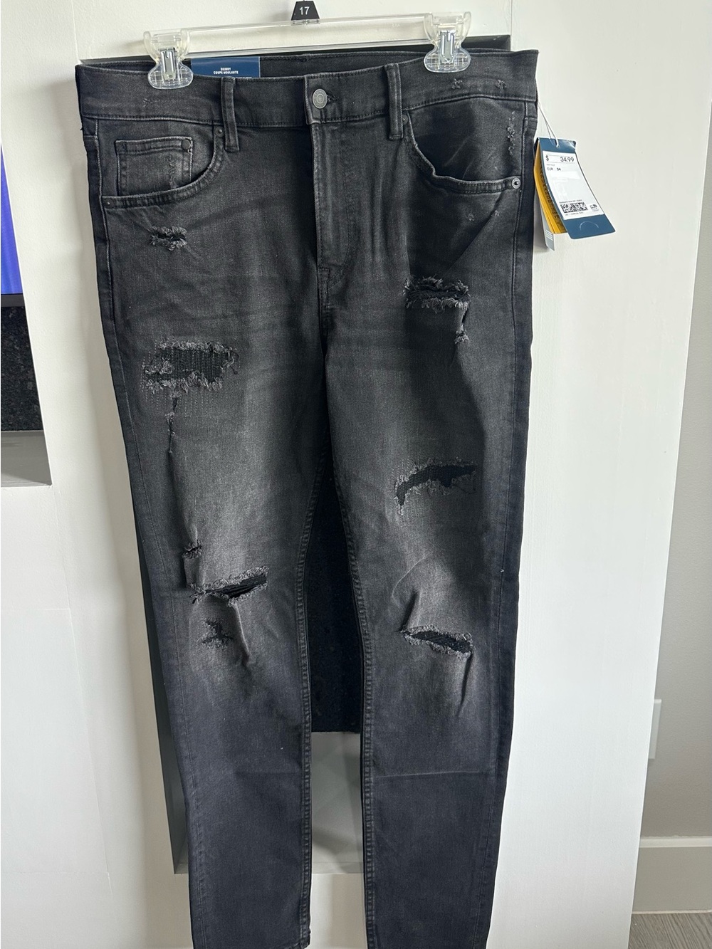 Men's Black Distressed Slim Jeans